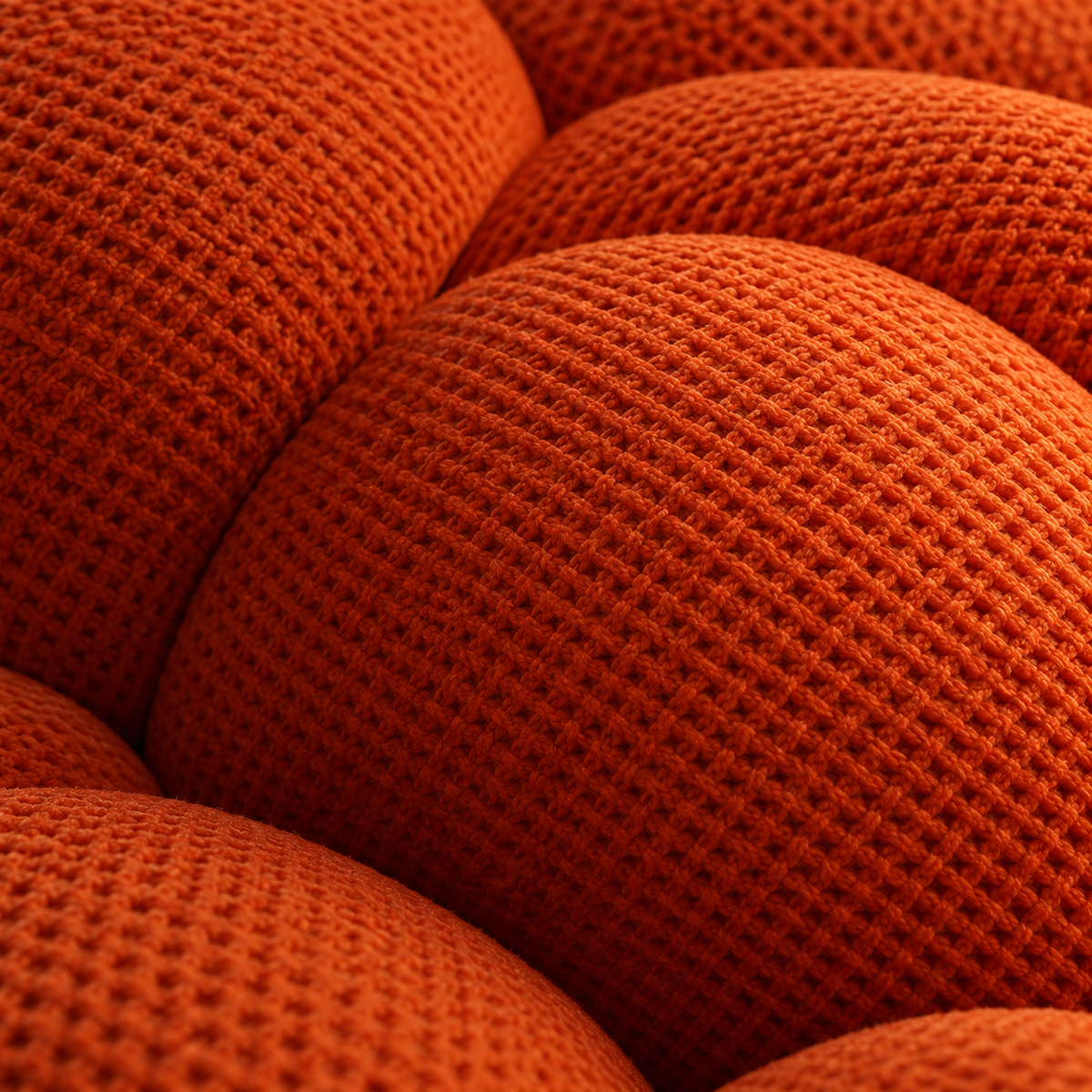 Gros plan du tissu texturé orange du fauteuil Bubble
